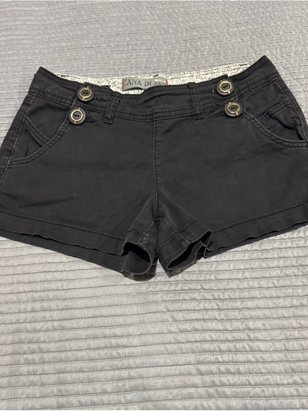 Zana Di Black Cargo-Style Women’s Shorts with Button Accents